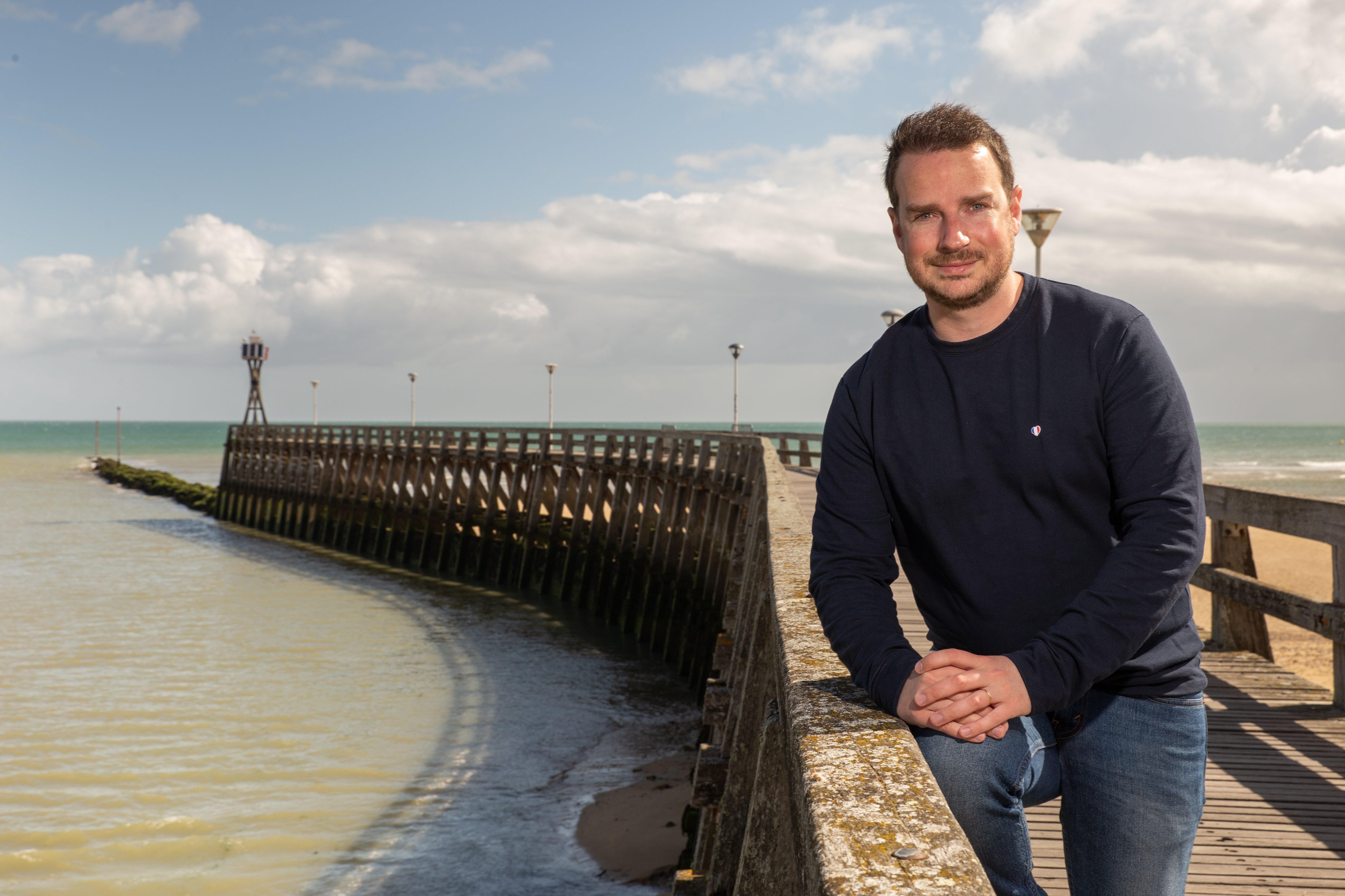 Aurélien Toquet, fondateur de Naurmexia, sur le littoral normand
